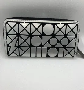 “Kim” Geometric Vibe Wallet- Silver